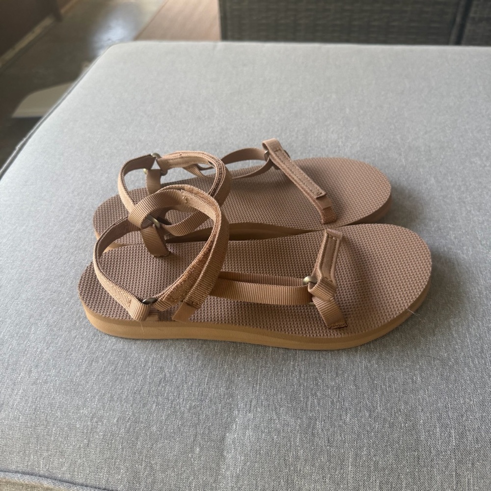 Teva Neutral Tan Strappy Sandals NWT - Picture 3 of 4